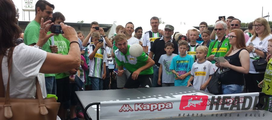 Fußball Weltmeister Christoph Kramer spielt Headis